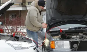 Jak otworzyć auto z rozładowanym akumulatorem? Proste sposoby