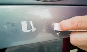 Jak bezpiecznie odkleić naklejkę z samochodu? Metody i porady