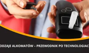Dłonie trzymające alkomat i kluczyki samochodowe.