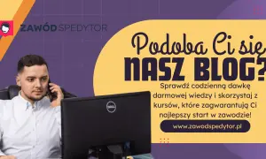 Mężczyzna w białej koszuli rozmawia przez telefon przy biurku z monitorem.