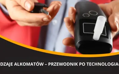 Dłonie trzymające alkomat i kluczyki samochodowe.