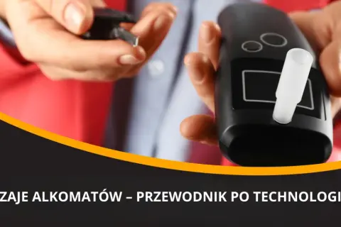 Dłonie trzymające alkomat i kluczyki samochodowe.