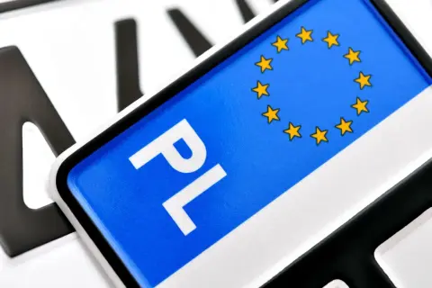 Ile kosztuje przerejestrowanie auta? Sprawdź aktualne opłaty 2025