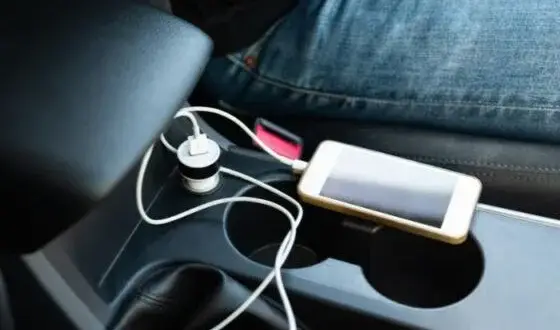 Jak połączyć telefon z radiem? Bluetooth, AUX, USB, FM - Poradnik