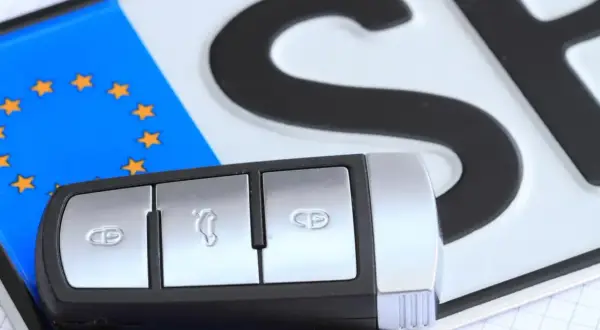 Przerejestrowanie auta bez zmiany tablic: koszt 80 zł i jak zaoszczędzić