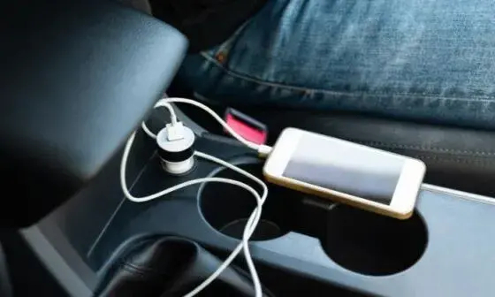 Jak połączyć telefon z radiem? Bluetooth, AUX, USB, FM - Poradnik