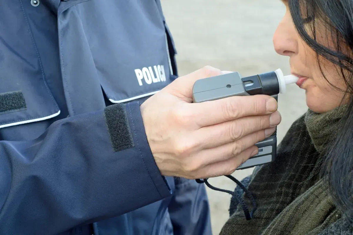 Jak dmuchać w alkomat? Instrukcja krok po kroku i błędy