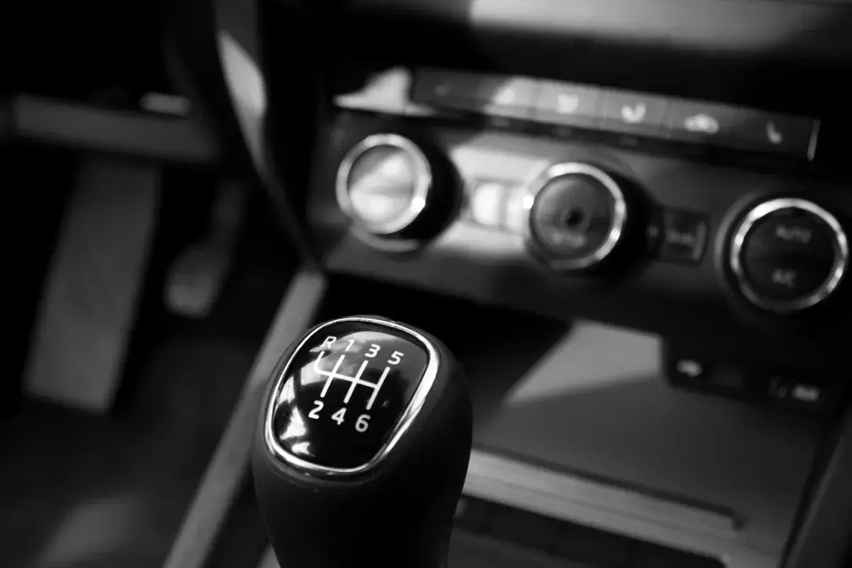 Jak zmieniać biegi manualnie? Poradnik krok po kroku dla kierowców