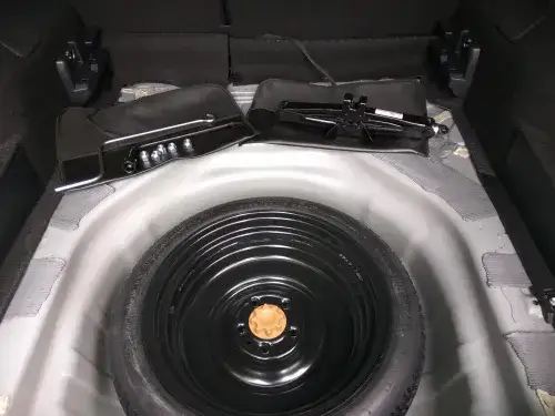 Toyota Yaris bagażnik koło zapasowe pod podłogą