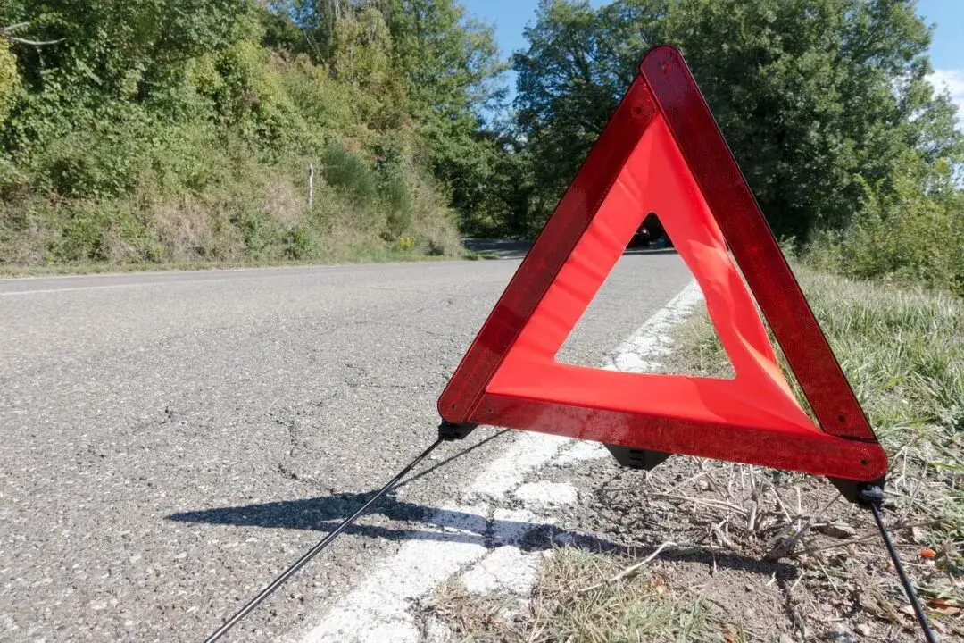 bezpieczne miejsce wymiany koła samochód trójkąt awaryjny