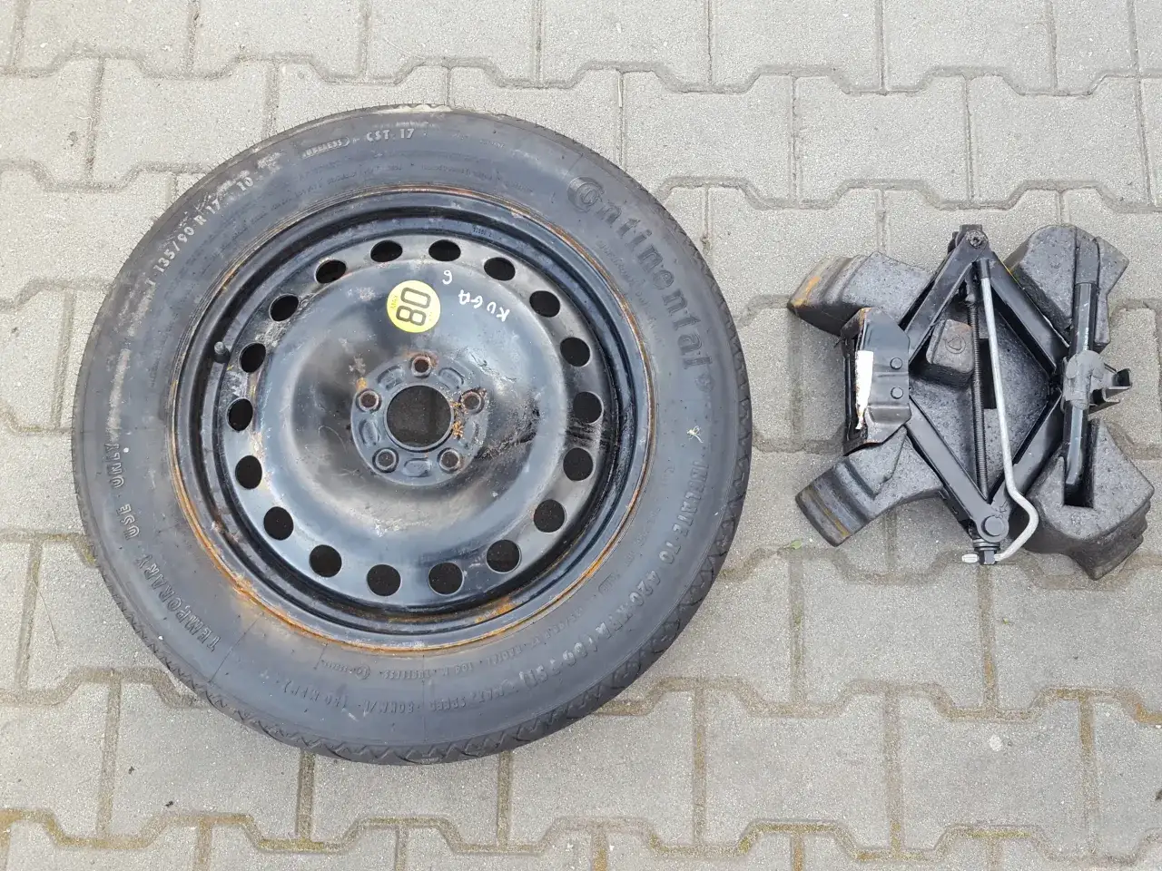 Ford Kuga MK1 koło zapasowe pod samochodem