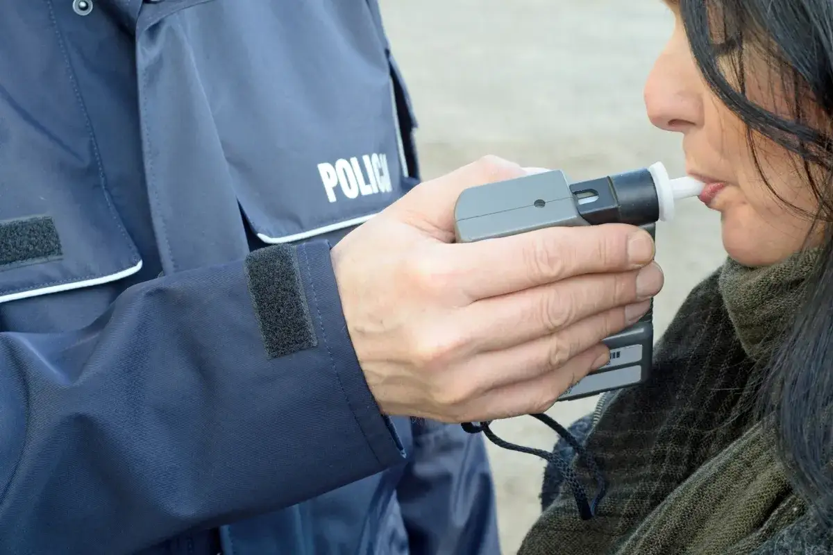 osoba przygotowująca się do badania alkomatem