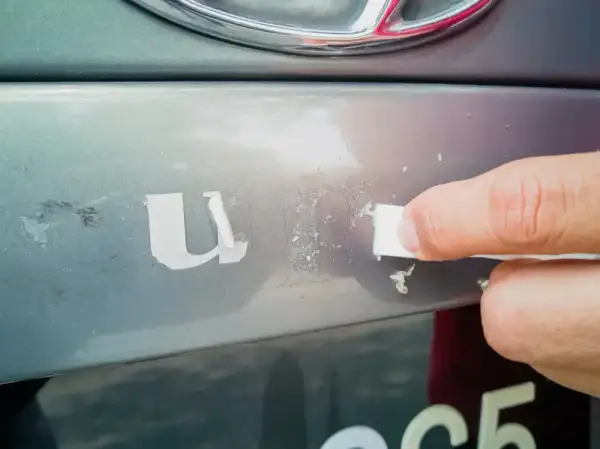 Jak bezpiecznie odkleić naklejkę z samochodu? Metody i porady